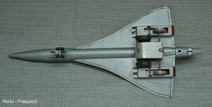 Jouet Concorde en tôle