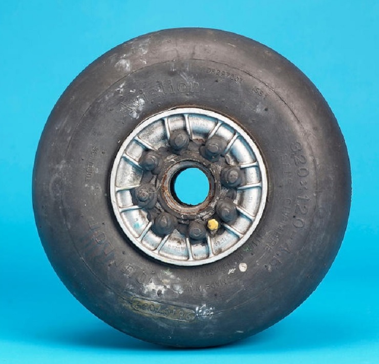 Trains : Pneu et jante du train arrière (Dunlop Tail Wheel)