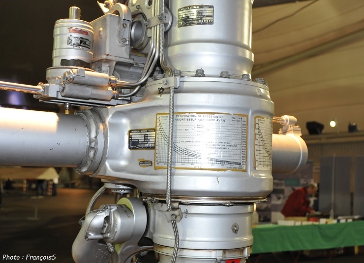 Trains : Actionneur de direction du train avant (Nose undercarriage steering actuator)