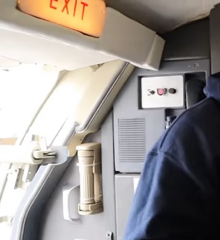 Cabine : Pupitre d'annonces (avant)