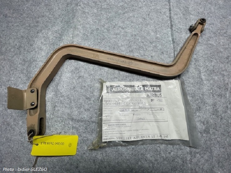 Fuselage : Charnière secondaire de porte