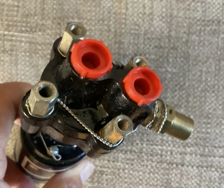 Pièce du cockpit : Pompe lave glace (Windscreen washing pump)