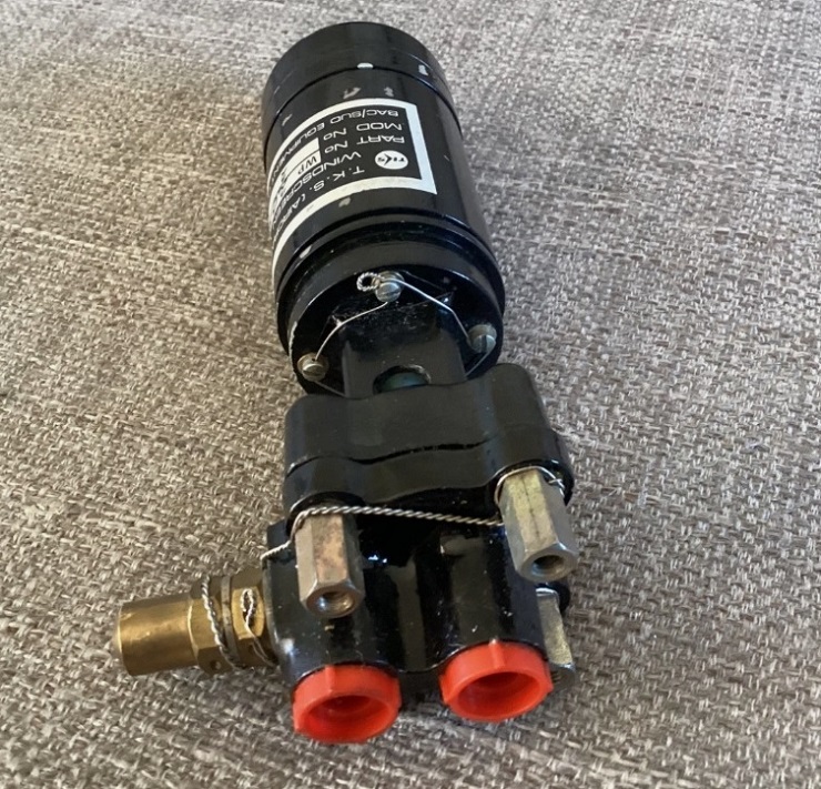 Pièce du cockpit : Pompe lave glace (Windscreen washing pump)