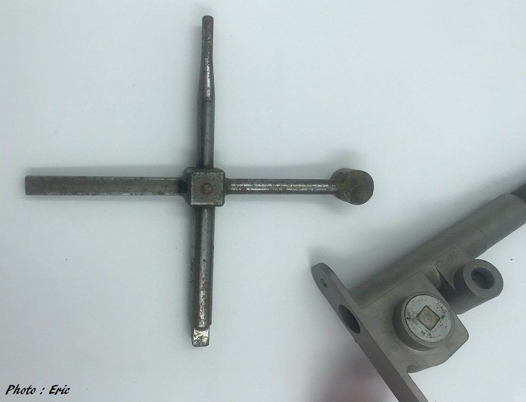 Nacelles : Verrou de Capot et sa clé Indicateur Pression Réservoir (Rotary Latch)