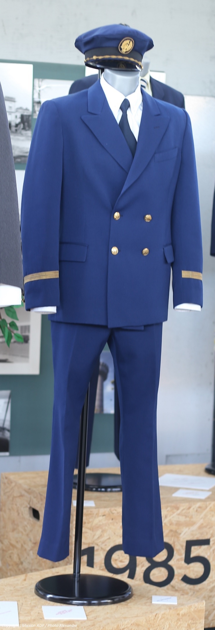 ADP Agent en costume bleu foncé (1974)