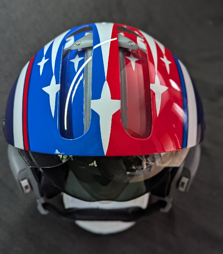 Page N°228 : Casque de pilote à la Patrouille de France (2025) 