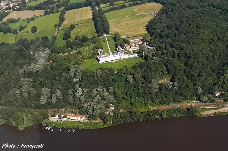 A la recherche du VOR d'Angers et du Château de Louis de Funès
