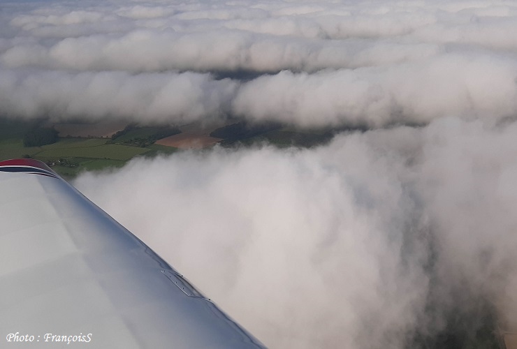 Robin DR401 et nuages bas