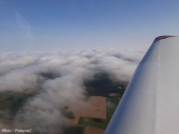 Robin DR401 et nuages bas