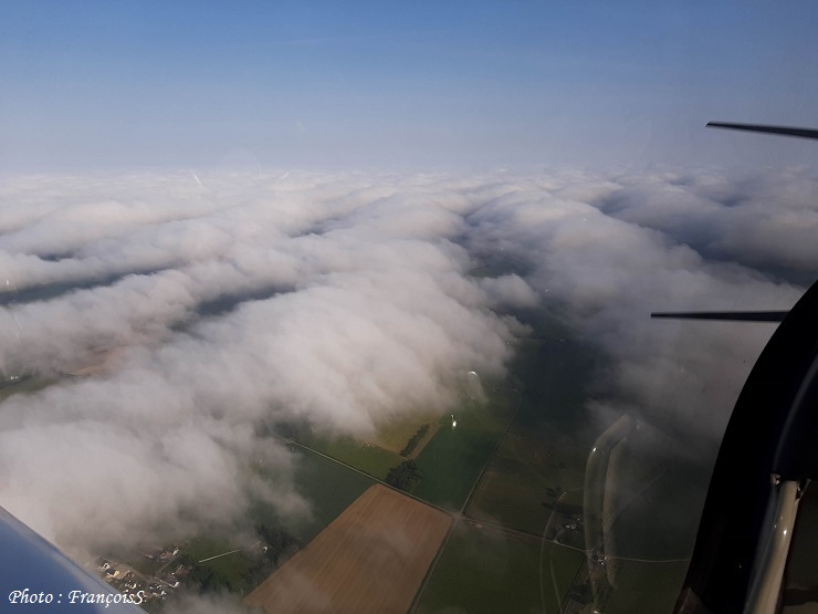 Robin DR401 et nuages bas