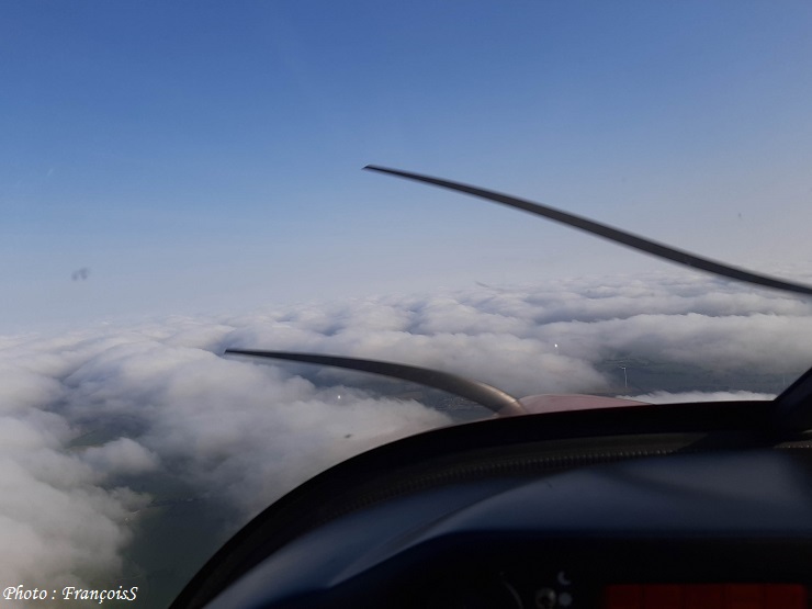 Robin DR401 et nuages bas