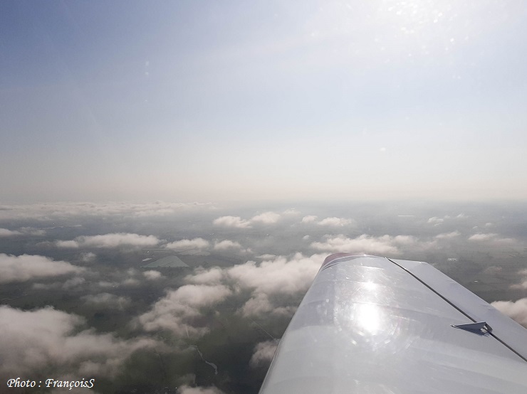 Robin DR401 et nuages bas