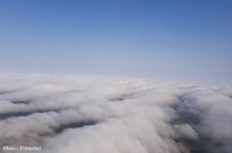 Robin DR401 et nuages bas